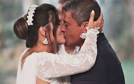 Tom Veiga de terno preto beijando a então mulher, Cybelle Hermínio Costa, de vestido branco rendado