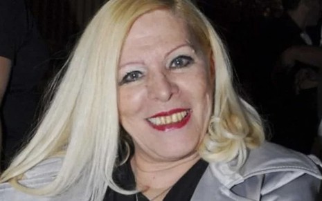 A cantora Vanusa com cabelos loiros e blazer cinza