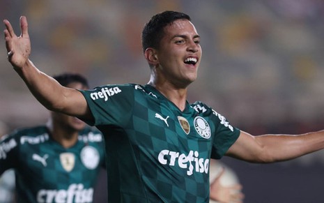 Zagueiro Renan festeja efusivamente gol pelo Palmeiras