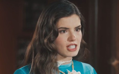 Camila Queiroz com expressão de raiva em cena como Marê na novela Amor Perfeito