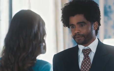 De costas na imagem, Marê (Camila Queiroz) conversa com Orlando (Diogo Almeida) em cena da novela Amor Perfeito