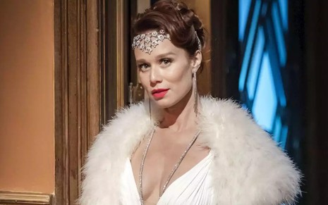 A atriz Mariana Ximenes caracterizada como sua personagem em Amor Perfeito