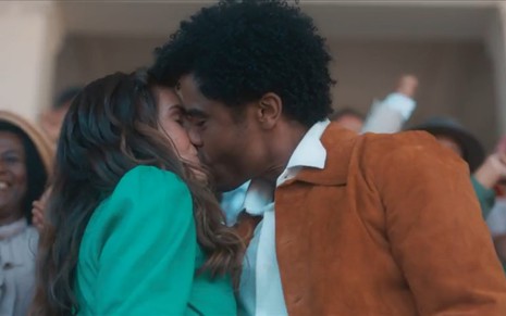 Os atores Camila Queiroz e Diogo Almeida se beijam em cena de Amor Perfeito