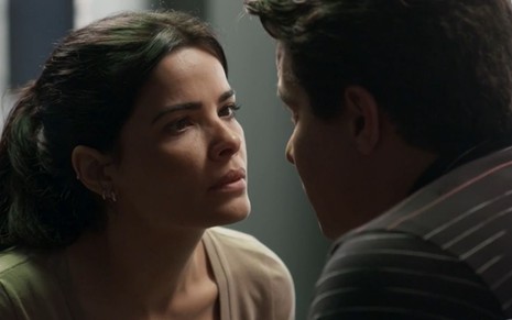 Antônia (Vanessa Giácomo) encara Júlio (Thiago Martins) em cena de Pega Pega