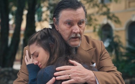 Matias (Antonio Calloni) abraça Olívia (Debora Ozório) em cena da novela Além da Ilusão