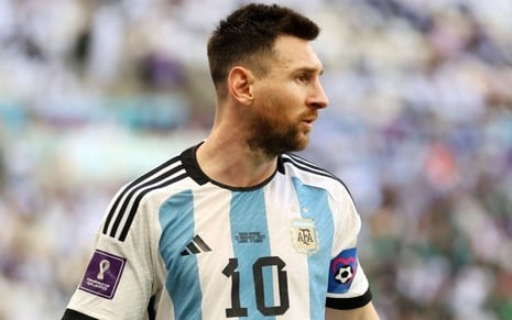 Messi, da Argentina, veste uniforme branco com listras azuis e detalhes pretos durante partida