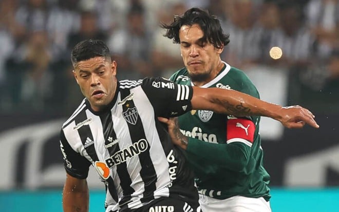 Hulk e Gustavo Gómez disputam bola em Atlético-MG x Palmeiras