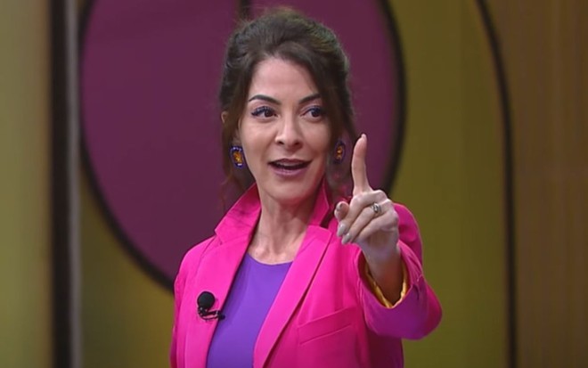 Ana Paula Padrão usa rosa no comando do MasterChef Júnior, da Band