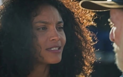 Bárbara Reis como Aline em cena da novela Terra e Paixão, da Globo