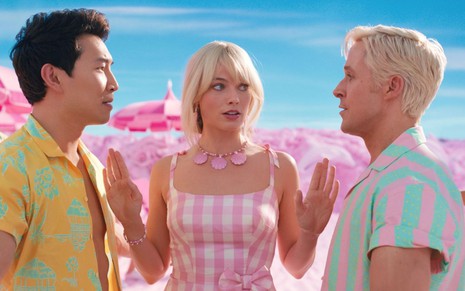 Margot Robbie separa Simu Liu e Ryan Gosling em cenário cor-de-rosa do filme da Barbie