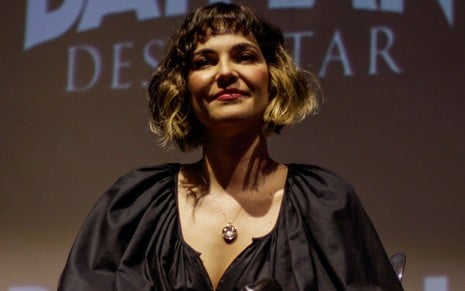 Imagem de Tainá Müller durante lançamento de Batman Despertar