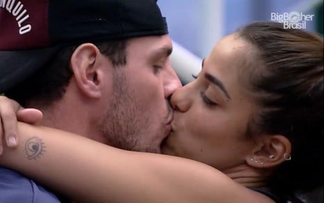 Imagem de Gustavo Benedeti (à esq.) e Key Alves se beijando no BBB 23