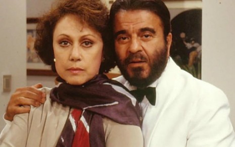 Os atores Dina Sfat (1938-1989) e Armando Bógus (1930-1993) lado a lado, sérios, caracterizados como seus personagens na novela Bebê a Bordo, da Globo