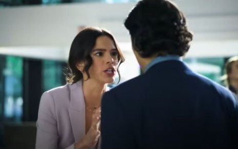 Bruna Marquezine conversa com Xolo Maridueña no trailer oficial de Besouro Azul, filme da DC