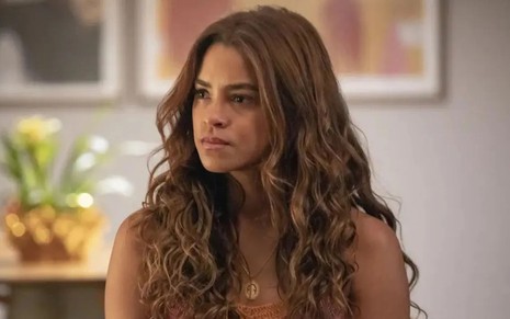 Em cena de Travessia, Lucy Alves está com a expressão de choro