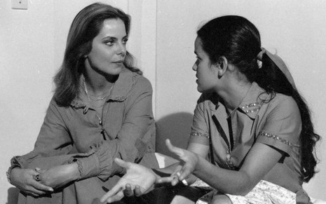 Bruna Lombardi e Ana Maria Braga conversam em cena preto e branco da novela Sem Lenço, Sem Documento (1977)