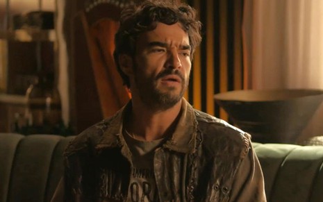 Caio Blat com expressão séria em cena como Pajeú na novela Mar do Sertão
