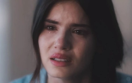 A atriz Camila Queiroz com cara de choro em cena de Amor Perfeito