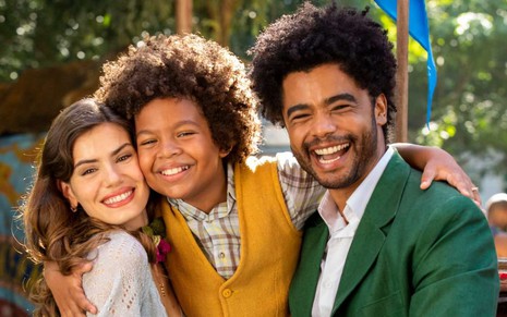 Camila Queiroz, Levi Asaf e Diogo Almeida posam sorridentes nos bastidores da novela Amor Perfeito