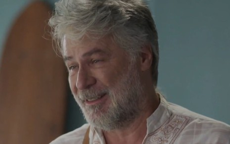 Leopoldo Pacheco com expressão sorridente em cena como Joca da novela Cara e Coragem