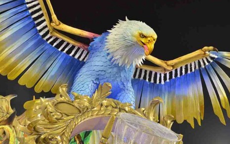 Imagem de carro alegórico da Águia de Ouro com uma águia gigante em 2020, durante o Carnaval