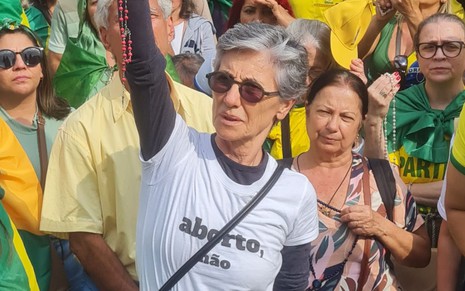 Foto de Cassia Kis em manifestação antidemocratica com a camisa Aborto Não