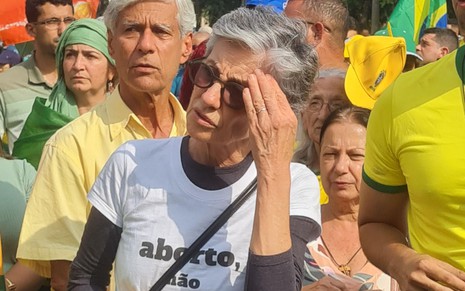 Cassia Kis usa camiseta 'aborto, não' em ato antidemocrático