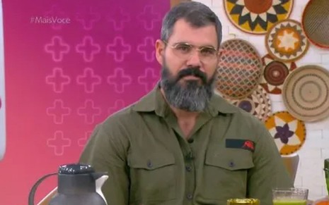 O ator Juliano Cazarré durante participação no programa Mais Você, na Globo; ele está de óculos, sentado, olhando para a câmera atenciosamente