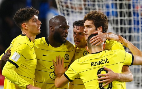 Lukaku, Havertz e outros jogadores do Chelsea comemoram gol do clube usando a camisa amarela em jogo no Mundial de Clubes