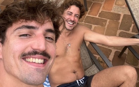 Cícero Ribeiro sorri em selfie com Jesuíta Barbosa