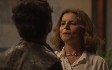 Deodora (Debora Bloch) encara Pajeú (Caio Blat), que está de costas em cena da novela Mar do Sertão