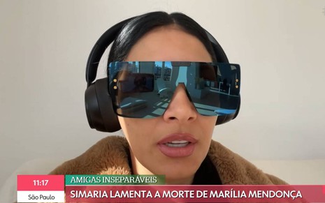 Cantora Simaria surge de óculos escuros durante entrevista ao programa É de Casa