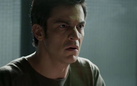 Mateus Solano com expressão de surpresa em cena como Eric na novela Pega Pega, da Globo