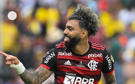 Gabigol aponta e comemora gol que deu terceiro título da Libertadores para o Flamengo