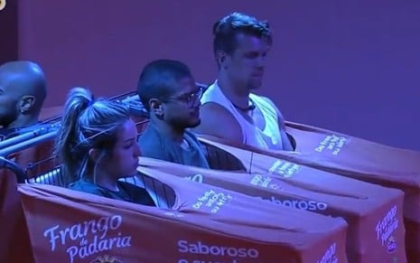 Amanda Meirelles, Gabriel Santana e Cristian Vanelli sentados, com a expressão séria, durante a Prova do Líder do BBB 23