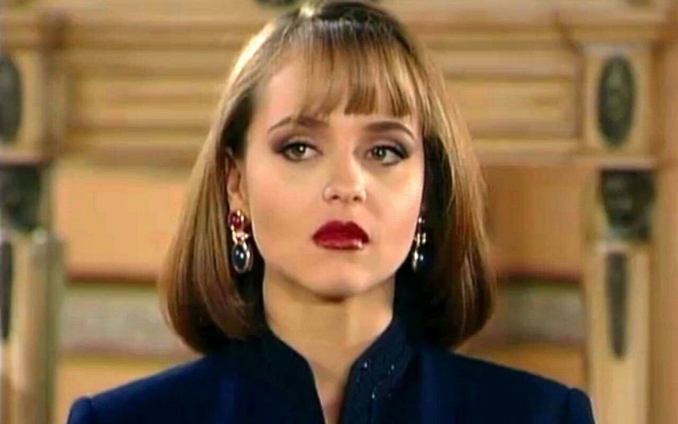 Gabriela Spanic com um vestido azul e interpretando Paola Bracho em A Usurpadora, de 1998