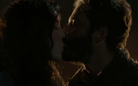 Rhaisa Batista e Thiago Rodrigues se beijam em cena de Gênesis