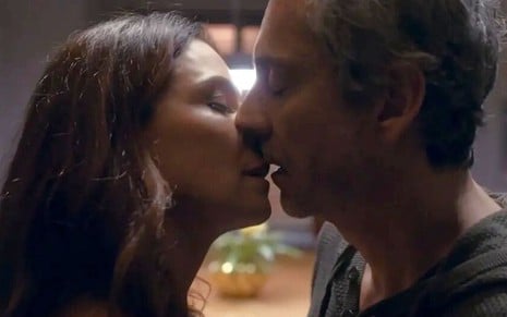 Helô (Giovanna Antonelli) e Stenio (Alexandre Nero) se beijam em cena da novela Travessia