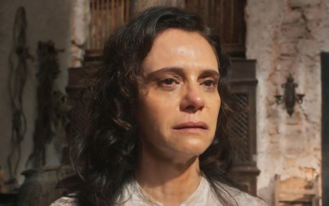 Malu Galli grava cena com expressão de choro, como Violeta em Além da Ilusão