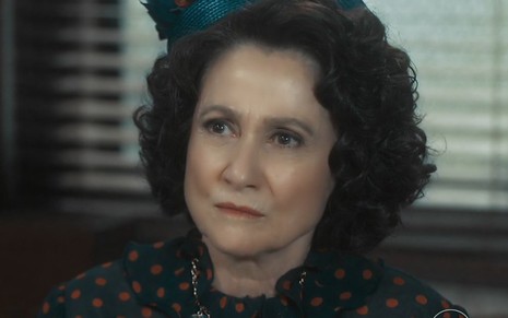 A atriz Zezé Polessa está séria em cena de Amor Perfeito como Cândida