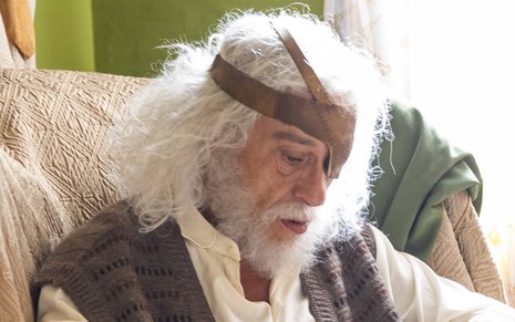 O ator Paulo Gorgulho usa peruca de cabelos brancos e uma máscara caracterizado como Leonel da novela Amor Perfeito