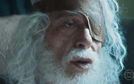 O ator Paulo Gorgulho está em close com cabelos e barba branca, além de usa tapa-olho, em cena da novela Amor Perfeito