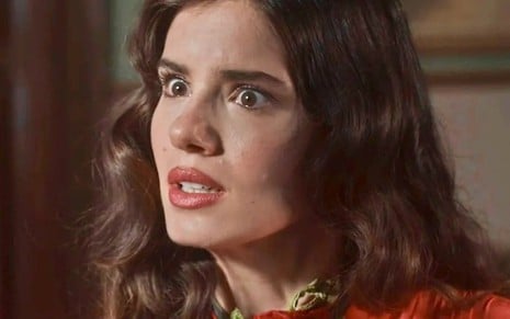 A atriz Camila Queiroz está em close em cena da novela Amor Perfeito caracterizada como Marê e com expressão de tensão