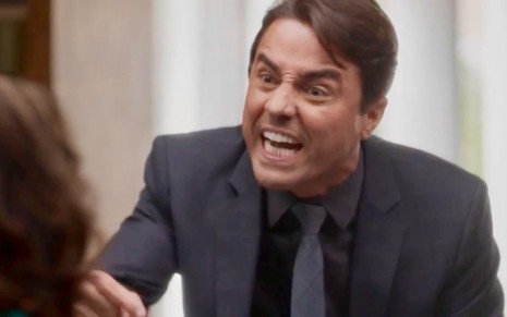 O ator Ricardo Pereira simula fúria em cena de discussão como o vilão Danilo da novela Cara e Coragem, da Globo