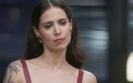 A atriz Mel Lisboa caracterizada como Regina em cena de Cara e Coragem