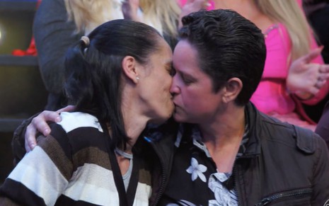Duas mulheres se beijam na plateia do Domingão com Huck