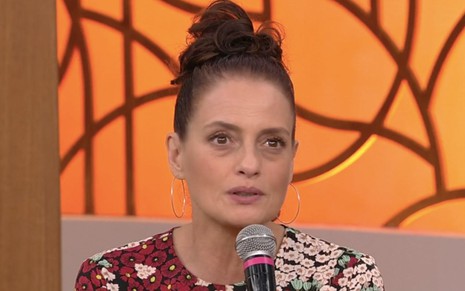 Denise Fraga em participação do Encontro com Fátimas Bernardes: atriz está com coque, maquiada e segura microfone de mão