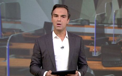 O apresentador Tadeu Schmidt no Fantástico de domingo (27), na Globo