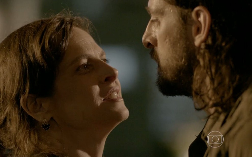 Cora (Drica Moraes) fala com o rosto próximo ao de Jairo (Julio Machado) em cena noturna da novela Império
