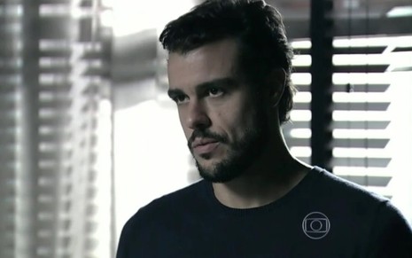 O ator Joaquim Lopes com expressão séria em cena da novela Império